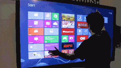 Chico haciendo zoom out en una pantalla 4k