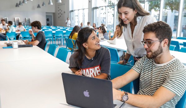 Seis perfiles universitarios de EDEM con Beca a la Excelencia 4