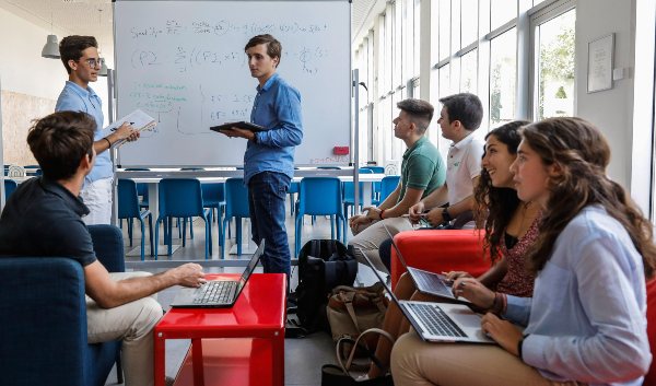 Seis perfiles universitarios de EDEM con Beca a la Excelencia 5