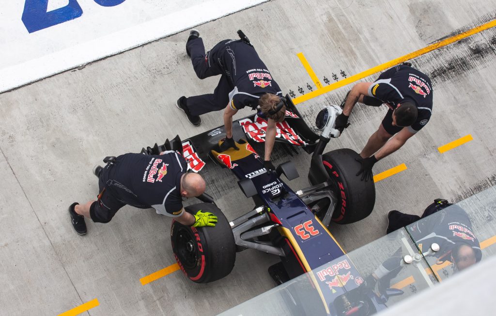 Equipo F1 2021 Redbull en el paddock