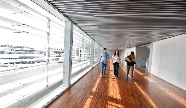 Estudiantes de grado en las instalaciones de EDEM