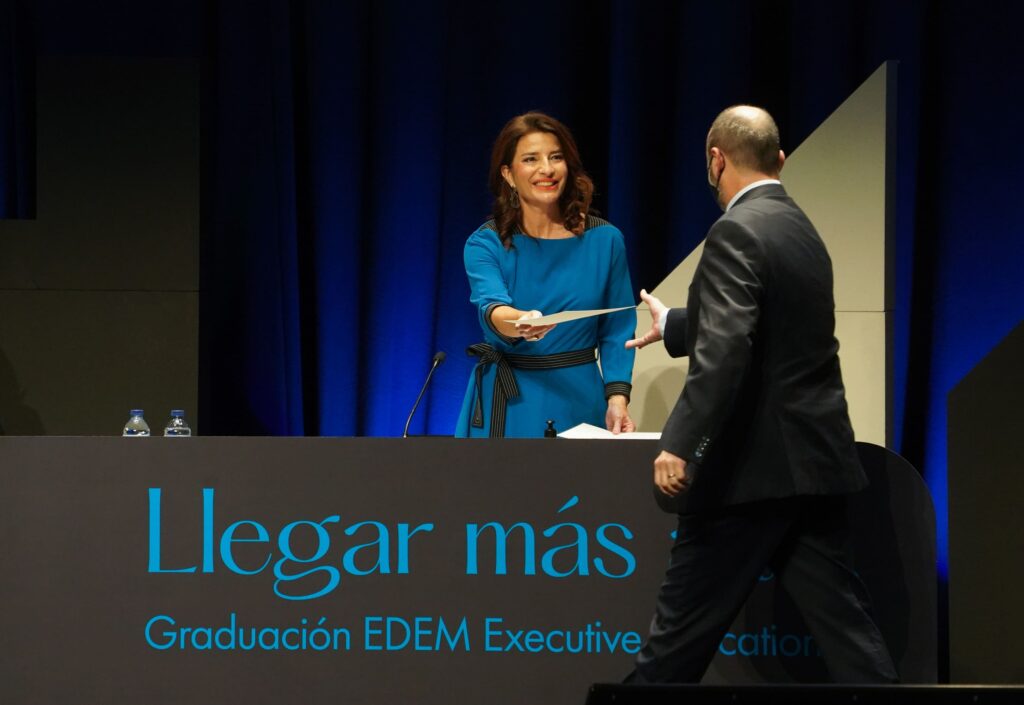 Hortensia Roig entregando un diploma en la Graduación Executive