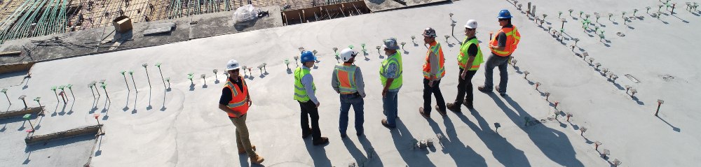 ingenieros en una obra