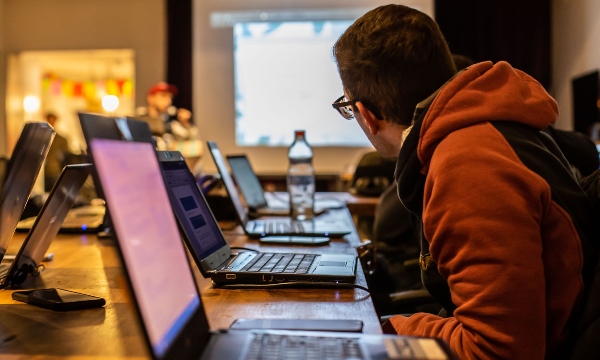 empleados formándose en el trabajo