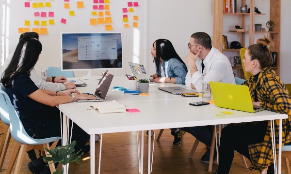 personas en una reunión estratégica