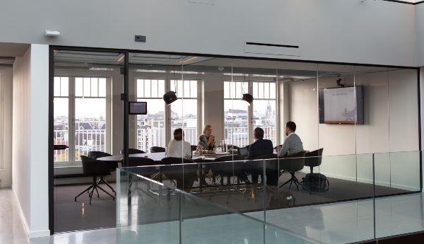 trabajadores en una sala de reuniones