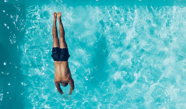 Salto a la piscina