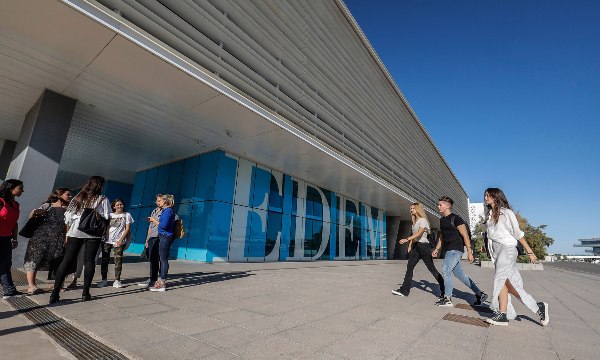 Alumnos universitarios en la puerta de EDEM