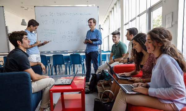 estudiantes de grado en EDEM