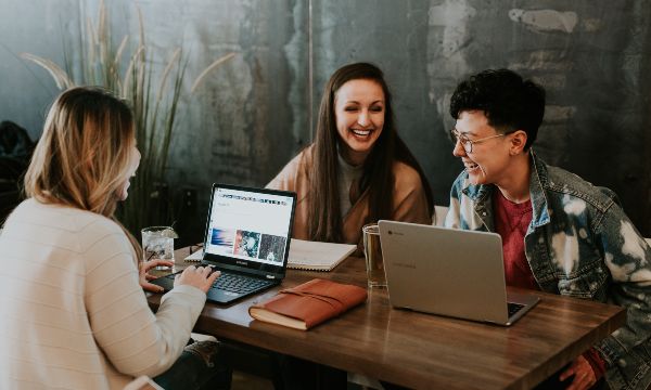personas trabajando felices