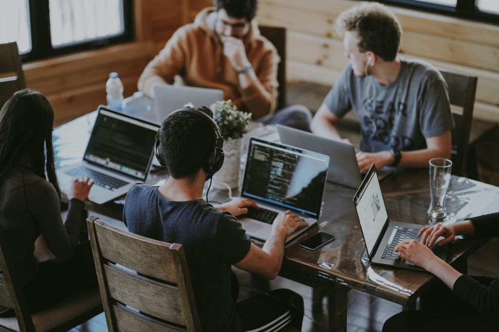 Alumnos aprendiendo sobre estrategias de internacionalización